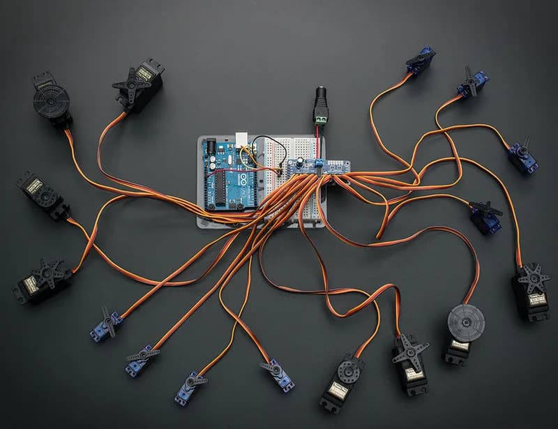Adafruit 16-канальный 12-битный ШИМ/серводрайвер - интерфейс I2C - PCA9685