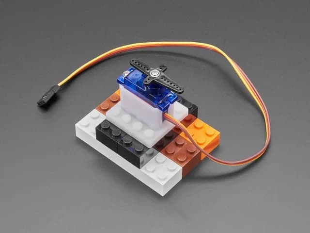 Вертикальное микросервокрепление для LEGO-совместимых кирпичных систем