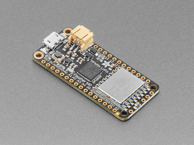 Adafruit Feather M0 с радио RFM95 LoRa - 900 МГц