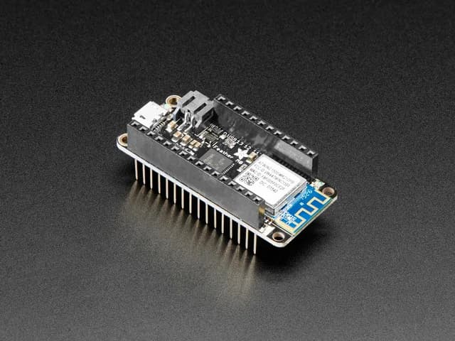 Собранный Adafruit Feather M0 WiFi со штабелируемыми разъемами