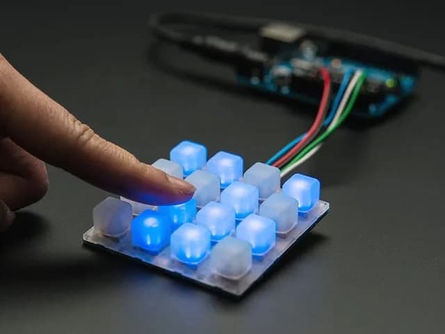 Монохромная плата драйвера Adafruit Trellis для клавиатуры 4x4 и светодиодов 3 мм