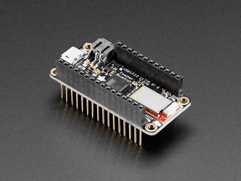Adafruit Feather 32u4 Bluefruit LE со штабелируемыми коллекторами — в сборе
