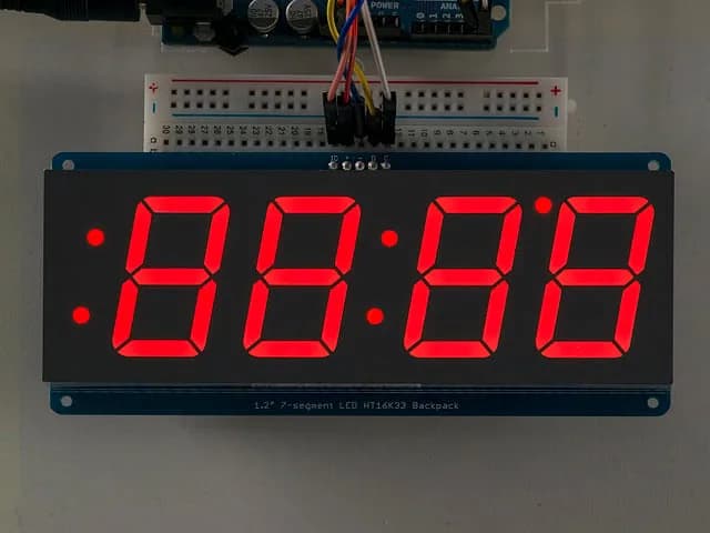 Adafruit 1,2-дюймовый 4-значный 7-сегментный дисплей с рюкзаком I2C — красный